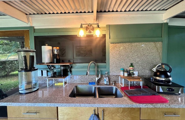 Cabin in Kealakekua with kitchen