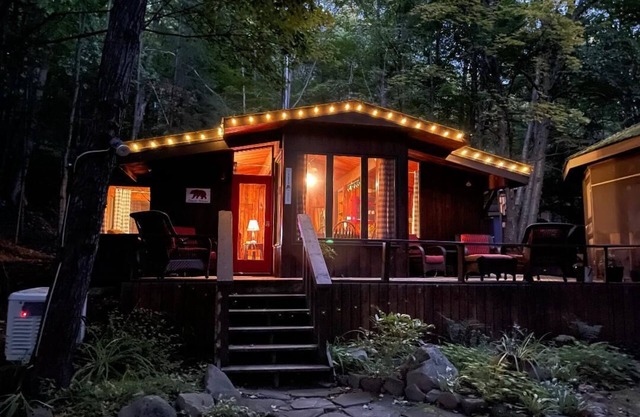 Cabin in Muskoka for Two with a Private Hot Tub and Close to the Lake