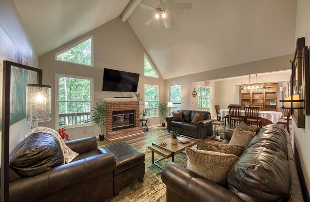 Cabin In The City - Hot Tub, Fire Pit & Forest Trails
