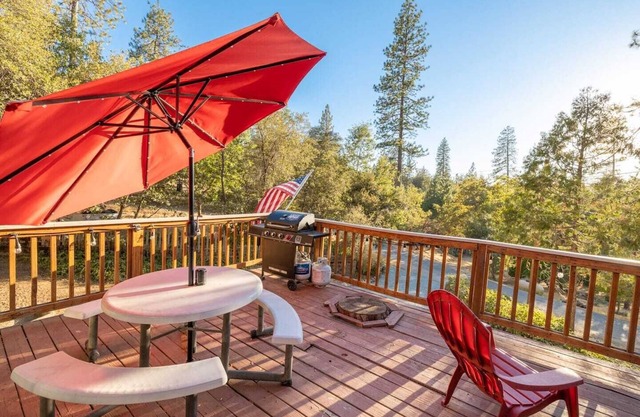 Cabin in the forest, close to Bass Lake & Yosemite, mountain views & deck