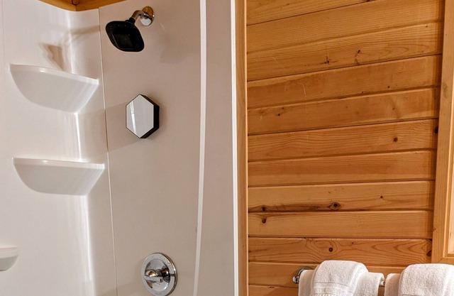 Cabin in the heart of Cascade Locks w/Jacuzzi tub