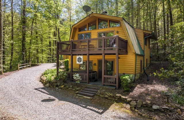Cabin in the mountains with hot tub!
