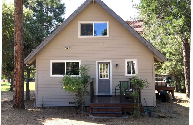 Hütte in den Kiefern nahe Yosemite