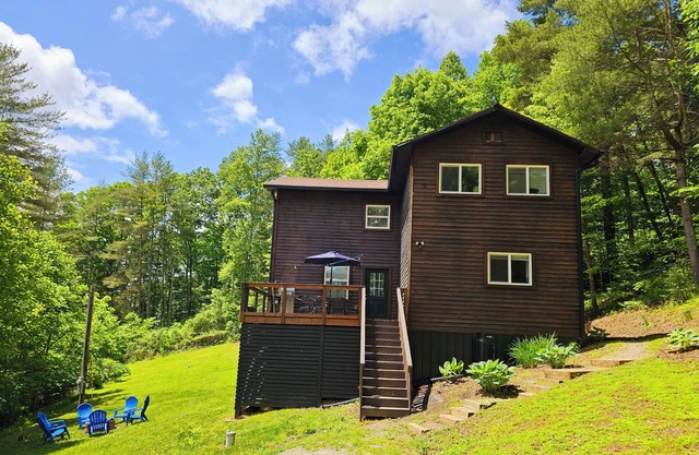 Cabin In The Stars - Hot Tub - Pet Friendly - Private - Minutes to RRG