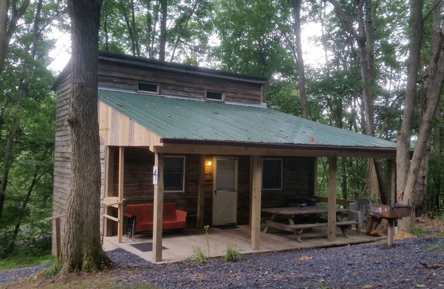 Hütte in den Wäldern in der Nähe von Raystown See und Allegrippas Trail!