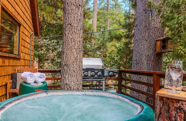 Hütte im Wald "Sky Rock Lodge" mit Whirlpool, zu Fuß in die Stadt