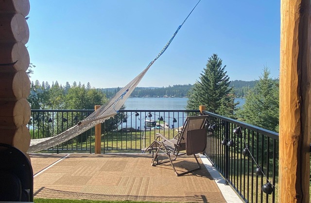 Cabin / Lakehouse on Waterfront of Deka Lake
