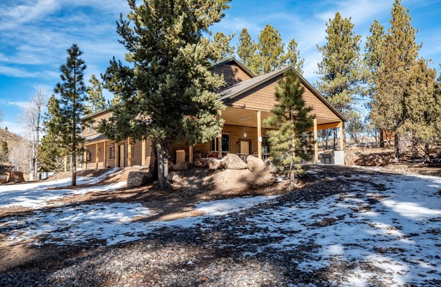 Cabin Lodge at Panguitch Lake Sleeps 18, wifi, good roads, year round access