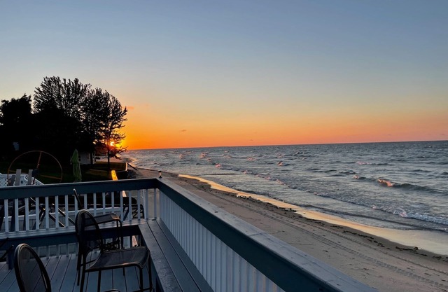Cabin Love: Wooded Seclusion-Private Sub Beach just a 5 - 6 min stroll away!!