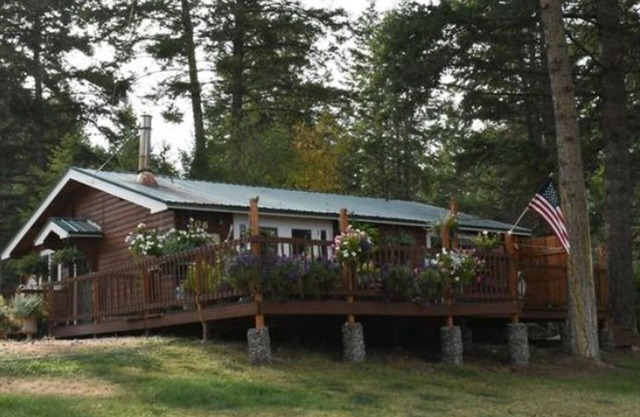 Cabin near Flathead Lake is walking distance to food, shopping and lake view.