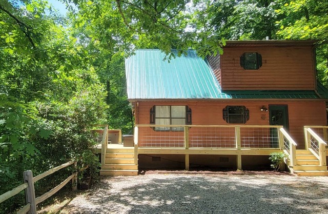 Peaceful MTN Cabin W Hot Tub!