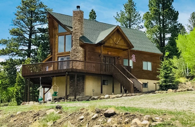 Cabin near Panguitch Lake with mountain views, children's items, balcony, grill