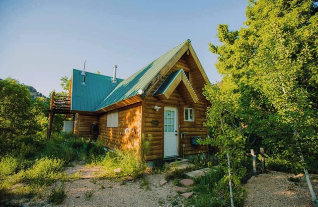 Cabin near Zion and Bryce! Hot Tub and EV charger! Incredible Stargazing! Sleeps