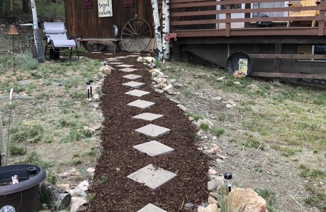 Hütte auf einem Berg in einem Wald