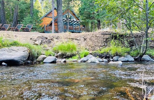 Cabin by the Creek. 9 Miles to Lassen. Firepit, EV Charging, Pet Friendly!