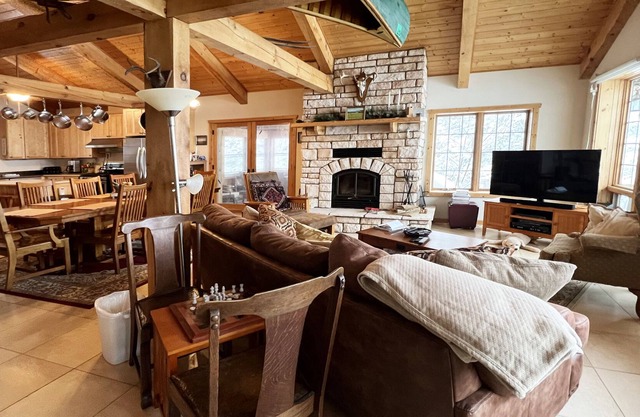 ENYJOY INDIAN SUMMER ON BURNTSIDE LAKE; 3 BD/ 2&1/2 BTH ;T PET; FAMILY FRIENDLY