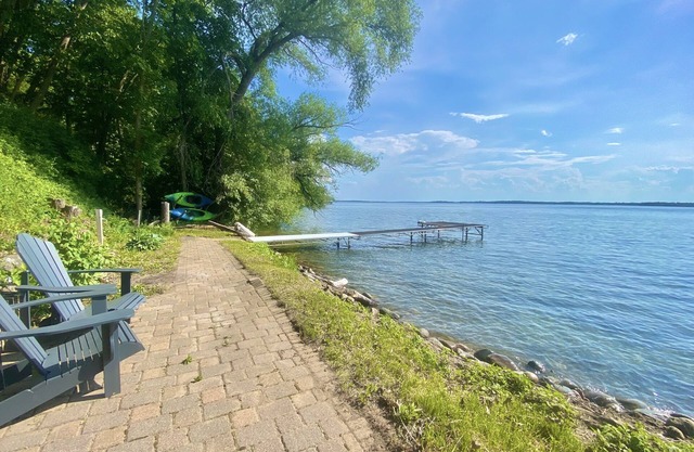 Cabin on gorgeous Lake Ida, near the Carlos Creek Winery!