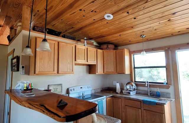 Cabin on Llano river, full accesses, hiking, swimming.View of eagles nest.