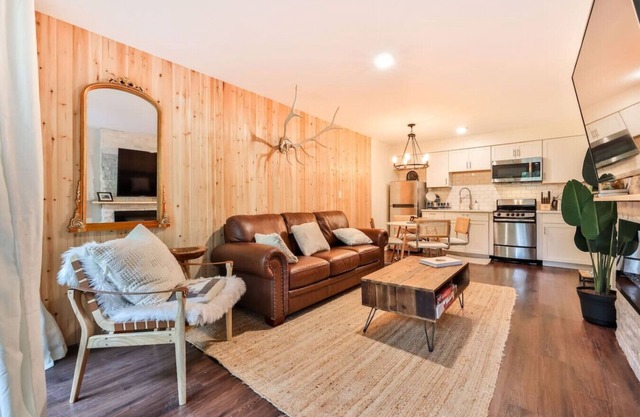 Cabin on Mtn, Seasonal Pool Access w Panoramic Views! Hike, Golf, Swim, Relax!