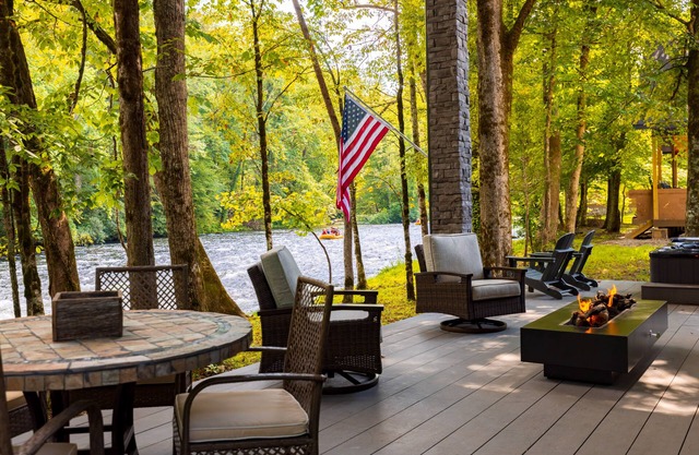 Cabin on Nantahala River with Hot tub/ Bryson City, NC 28713