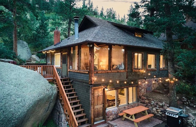 Cabin on Pikes Peak, Hot tub, Walk to Wine + Food