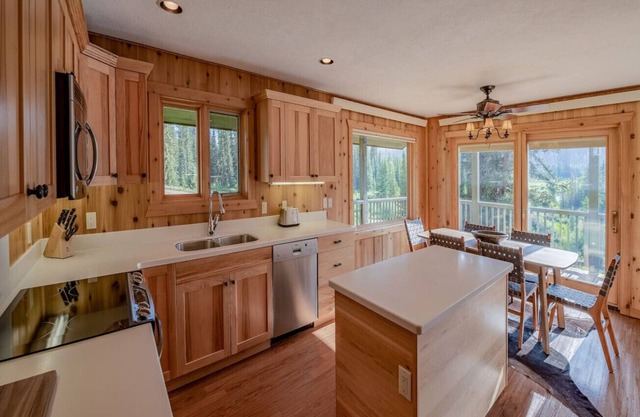 Cabin on Private Ranch Sleeps 10: Stunning Views, Horses & Mini Donkeys on site!