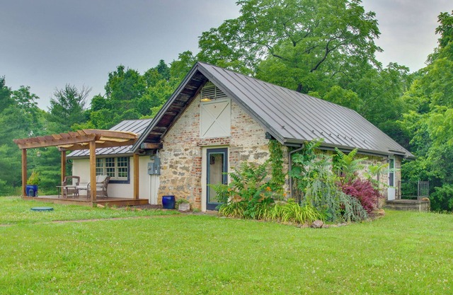 NEW! Rustic Cabin w/ Private Deck, 5 Mi to River