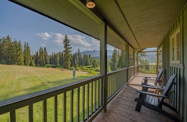 Cabin on Private Ranch Sleeps 10: Stunning Views, Horses & Mini Donkeys on site!