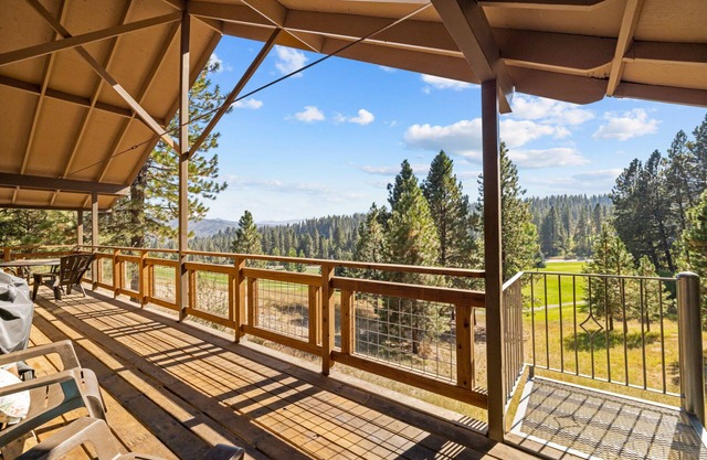 Cabin with Amazing views! Private entry to Golf Course & close to Hot Springs.