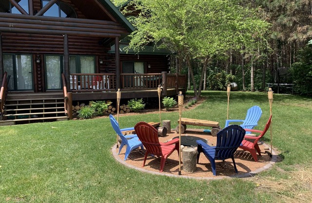 Hütte am See im Wald