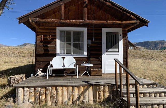 Cabin on the Rio Grande River with private fishing right outside your door