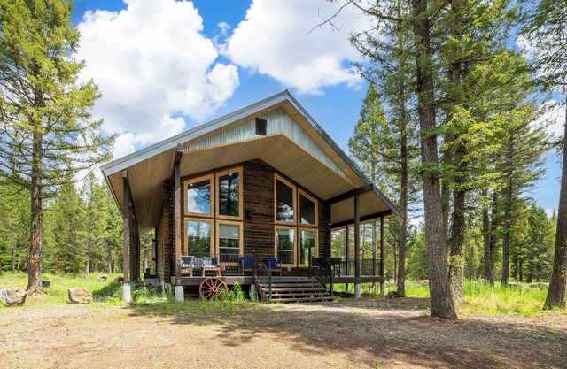 CABIN ON THE ROCKS,Secluded Mtn Retreat,Hot Tub,Yellowstone ,Sleeps 10, 5 Bed/4 Bath