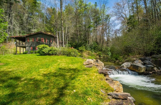 Cabin on Trout River, 9 Acres, umgeben von US Forest, Wasserfällen, 100% Abgeschiedenheit