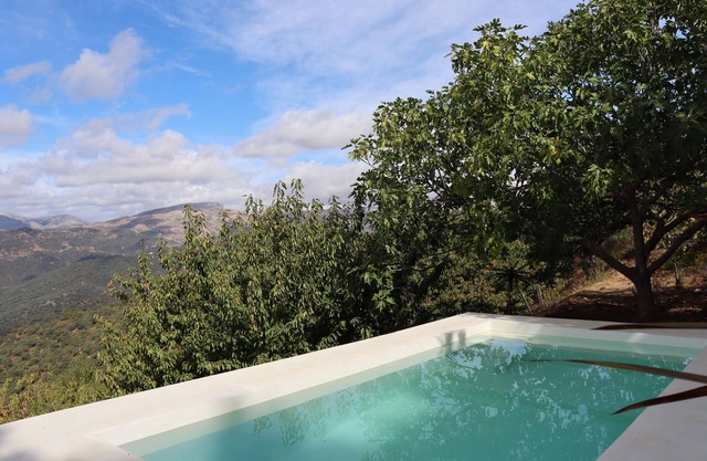 Cabin 'Oropéndola' with Mountain View, Shared Pool and Private Terrace