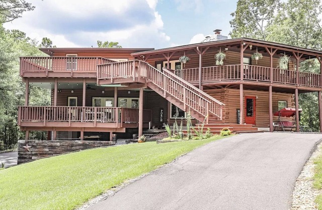 Cabin Retreat 10 min to the Casino & Downtown Water Park White Water Rafting!