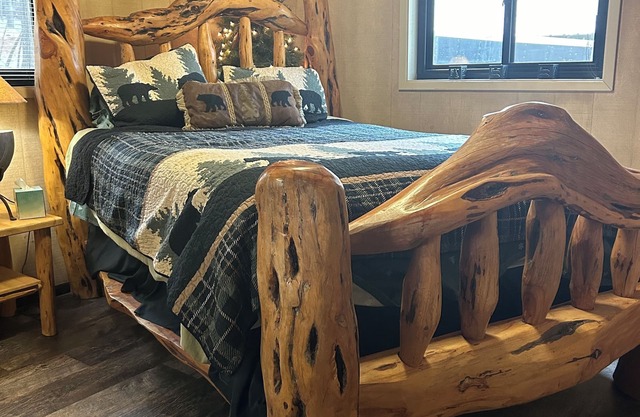 CABIN RETREAT-Raus aus der Hitze! DREI Geschichte Baumhaus