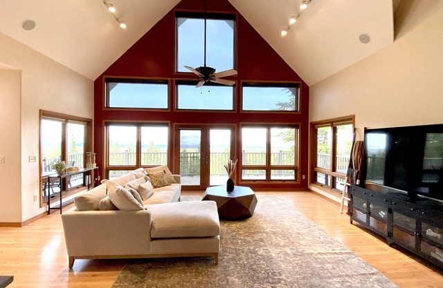 Cabin retreat in the Bitterroot Mountains. Sleeps 10