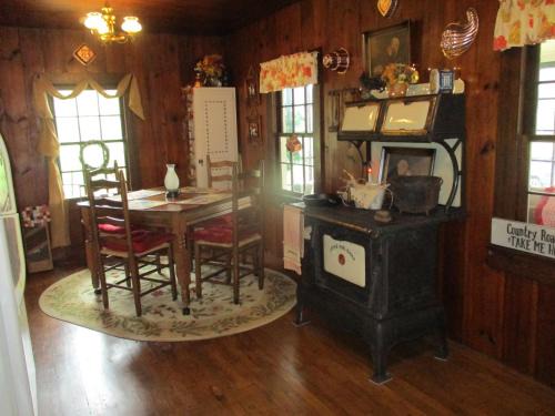 Cabin retreat just off I-77, wonderful experience for 2!
