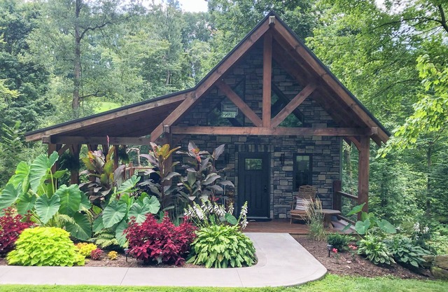 Cabin Retreat on quiet back road in Amish Country with hot tub