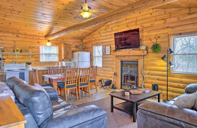 Cabin Retreat on Table Rock Lake w/ Fire Pit!
