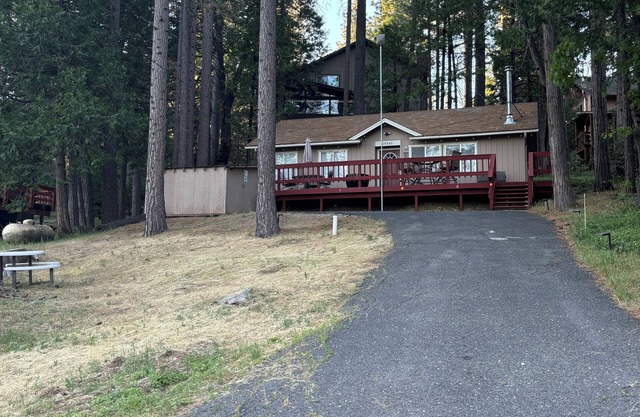 Cabin retreat with Beautiful views!! 6 mi to Pinecrest and 9 mi to Dodge ridge.