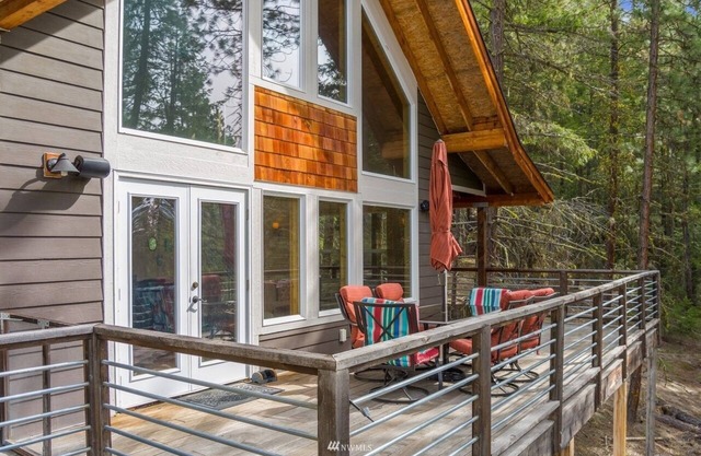 Cabin retreat with full deck in Plain, WA
