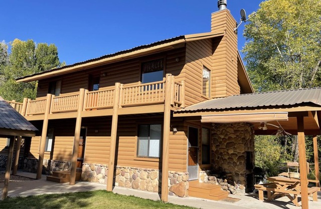 Cabin sleeps 16- only 10 minutes from Wasatch Mountain Uintas National Park
