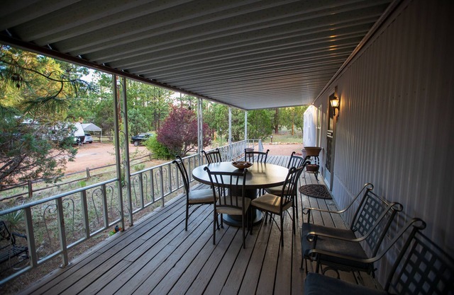 Casa estilo cabaña entre pinos ponderosa
