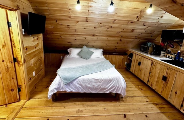 Cabin Style Studio Apt - 100 Acres/Kayaks/Canoes
