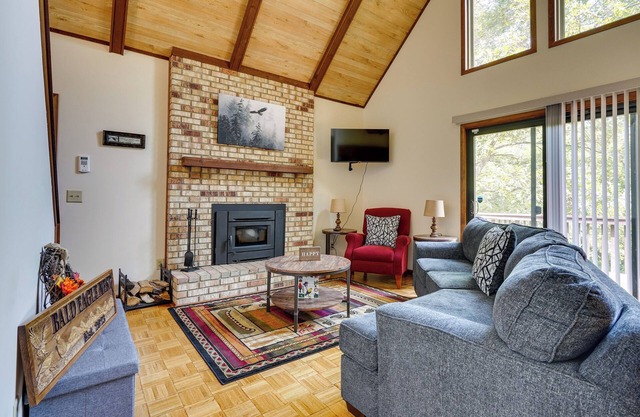 Cabin w/ Deck ~ 3 Mi to Apple Valley Lake!