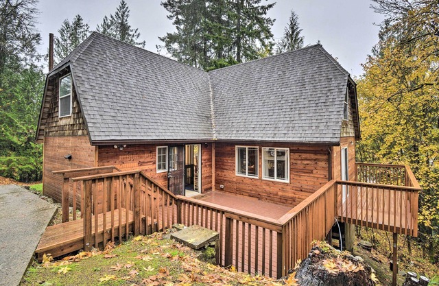 Cabin w/ Hot Tub, 25 Mi to Olympic Nat'l Park