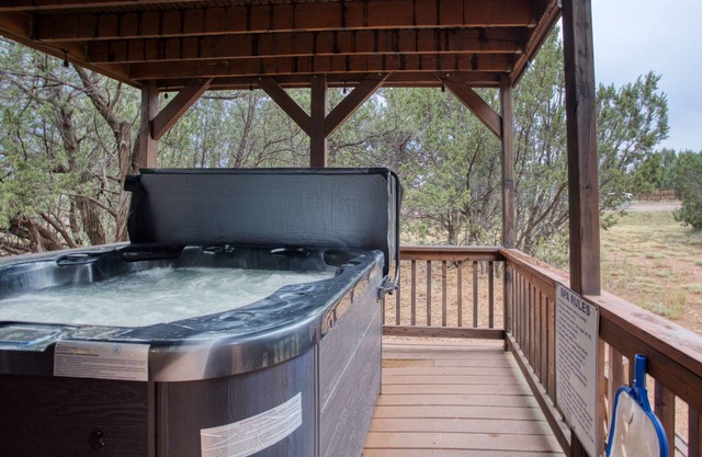 Cabin w/ loft, private hot tub, and star-gazing deck! Sleeps 6!