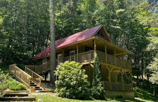 CABIN W/PRIVATE HOT TUB, MINS TO SNOWSHOE-RESORT,BIKING,HIKING,MOTORCYCLE RIDING
