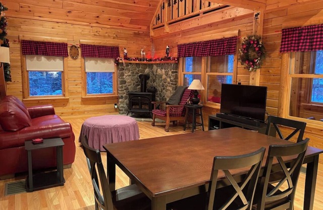 Cabin w/waterfront access, beach, trails, gameroom